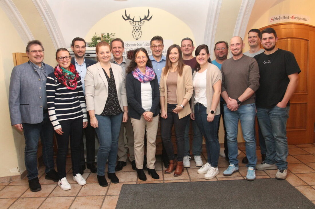 Georgenberg. Die CSU hat Marina Hirnet zur Spitzenkandidatin für die Kommunalwahlen 2026 gekürt und eine breite Liste vorgestellt. Bei der Versammlung am 17. November lobten Dr. Stephan Oetzinger und Bürgermeister Bock.