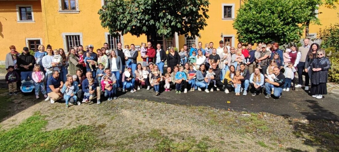 Floß. Die CSU überreichte am 14. September beim Gut Plankenhammer Babybegrüßungsgeld an die Jahrgänge 2022 bis 2024, 97 Kinder erhielten je 25 Euro.