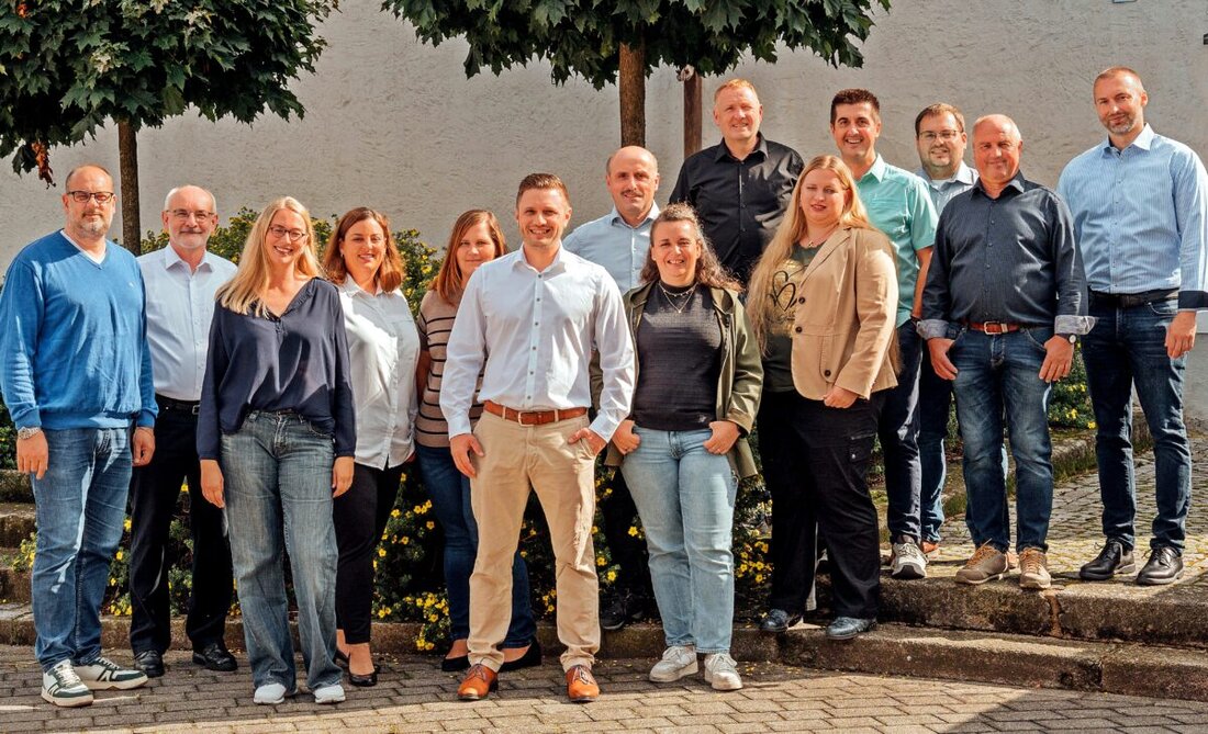 Schirmitz. Die CSU tritt mit einem 14-köpfigen Team in die Kommunalwahl am 8. März; an der Spitze steht Bürgermeister Ernst Lenk mit einer Bilanz aus Großprojekten und Investitionen. Geplant sind Feuerwehrhaus, Städtebau und Sport.