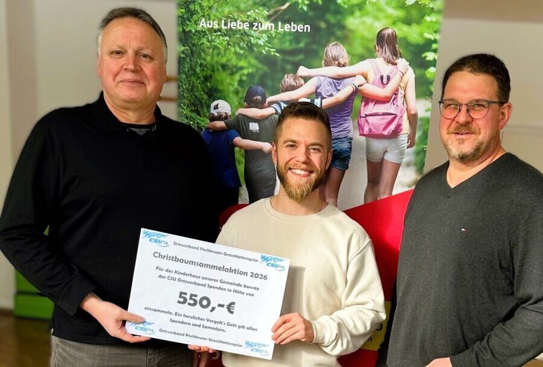 Pechbrunn. Die CSU Pechbrunn spendete 550 Euro an das Johanniter-Kinderhaus. Der Scheck aus der jährlichen Christbaumsammelaktion wurde von Bürgermeister Stephan Schübel und Stellvertreter Josef Hollmann an Leiter Bastian Peetz übergeben.