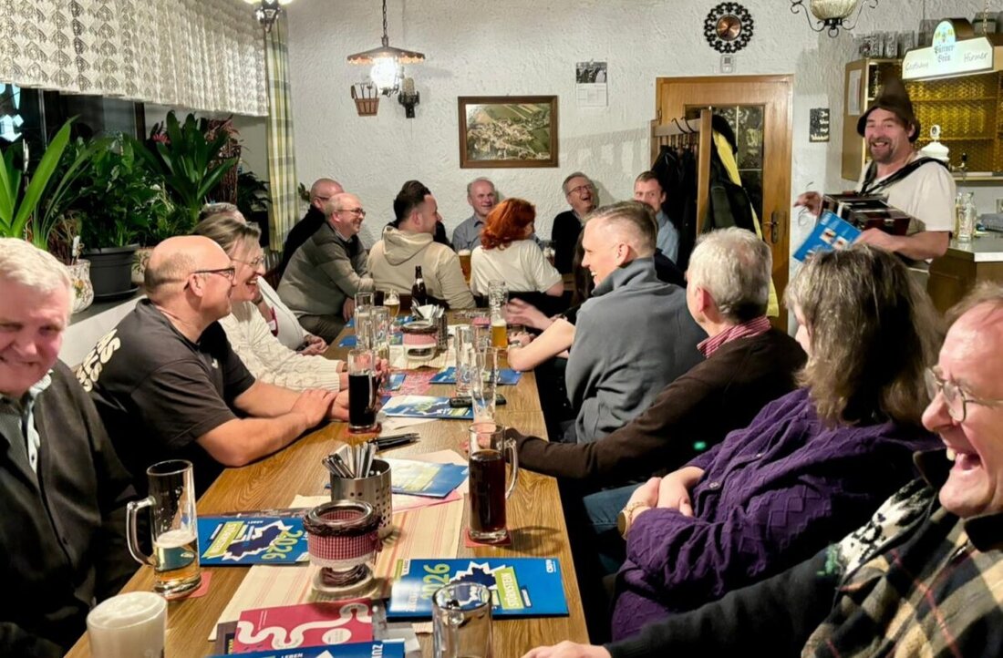 Störnstein. Der CSU-Ortsverband Störnstein lud zu einem unterhaltsamen Abend mit dem bayerischen Witzemeister und Gstanzlsänger „Lucky“ in die Zoiglstube „Zum Mundl“ ein. Ortsvorsitzender Benedikt Grimm begrüßte die zahlreichen Gäste herzlich.