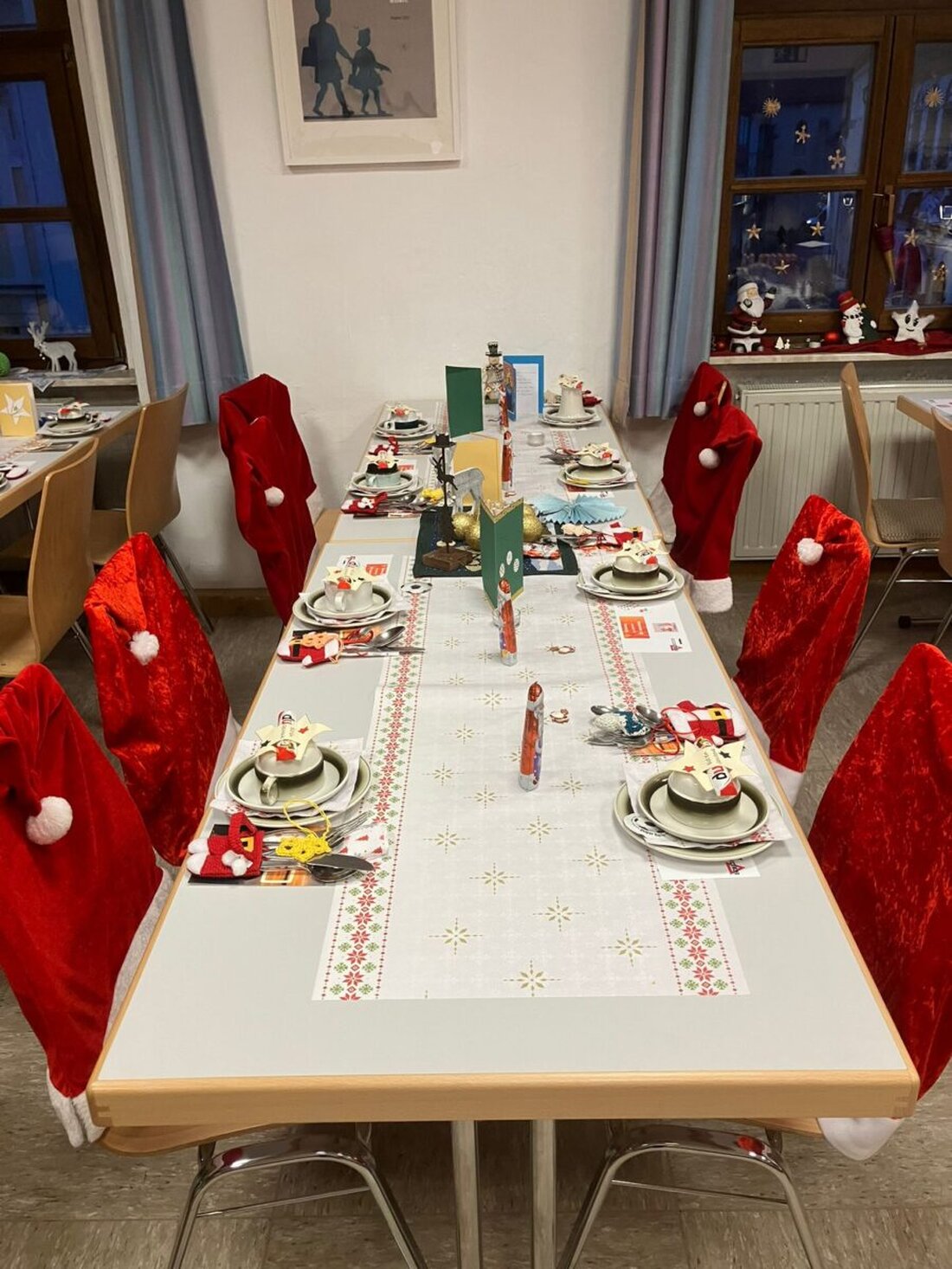 Amberg. Der CVJM Amberg organisiert seit 56 Jahren am 24. Dezember eine Weihnachtsfeier für Menschen, die sonst allein wären, und hat dieses Jahr fast 60 Gäste glücklich gemacht.