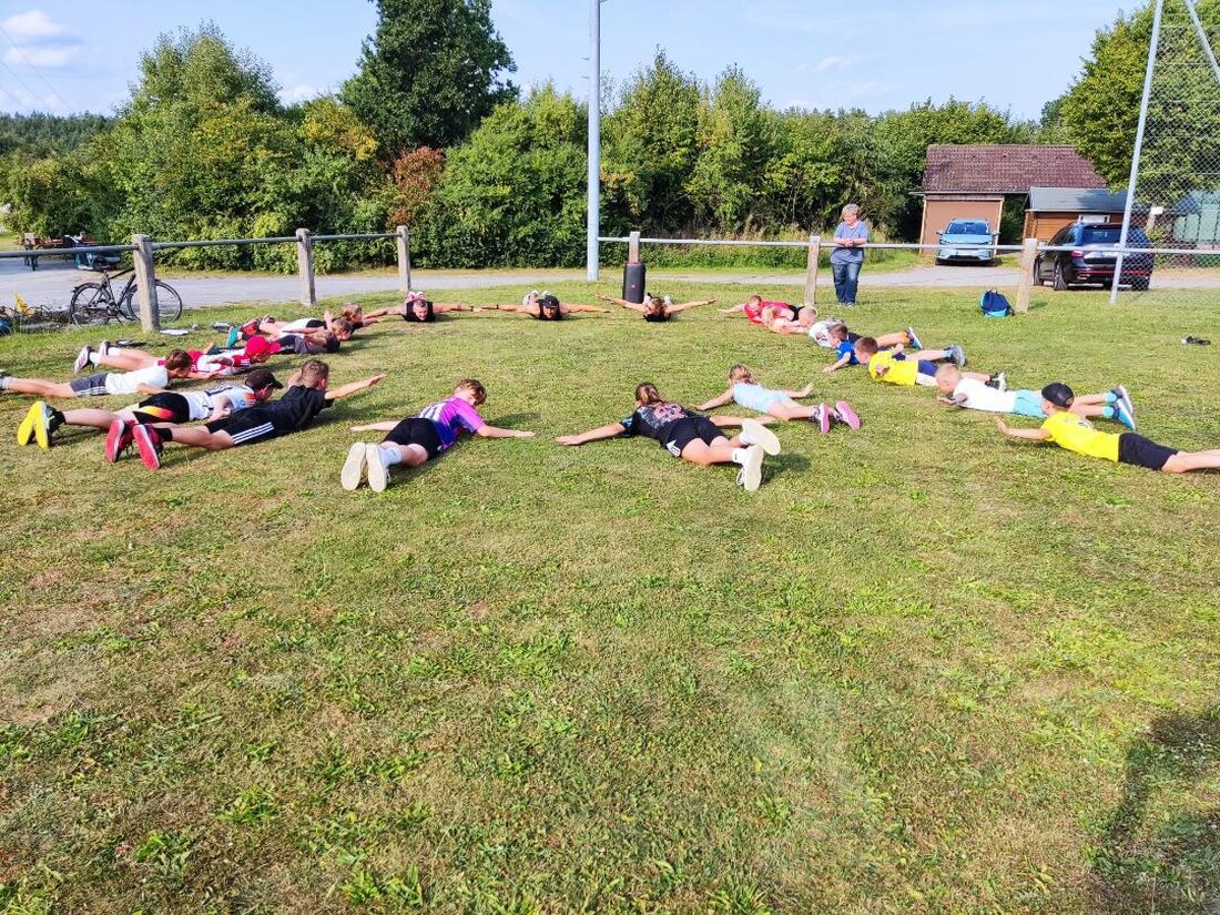 Vorbach. Beim Ferienprogramm der Freien Wählergemeinschaft probierten 21 Kinder im Calisthenicspark Übungen mit Coach Sandra Pittner, grillten danach und kickten am FC-Trainingsplatz.