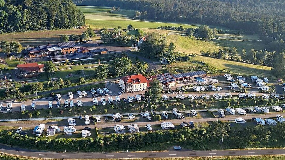 Berlin/Mitterteich/Nabburg. Das Internetportal stellplatz.info, das jährlich über zwölf Millionen Seitenaufrufe verzeichnet, hat die beliebtesten Reisemobilstellplätze Europas ausgezeichnet. Insgesamt standen rund 17.000 Plätze in 42 europäischen Ländern im Fokus der Auswertung. Zwei Top-Bewertungen gehen in die Oberpfalz.