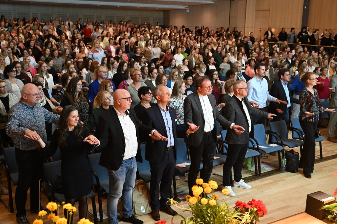 Weiden. In der Max-Reger-Halle trafen sich über 600 Erzieherinnen und Erzieher zur Caritas-Fachtagung „Das kann Kita! – Demokratie in Kinderschuhen.“ Vorträge, Workshops und ein neuer Imagefilm setzten Impulse für Mitbestimmung.