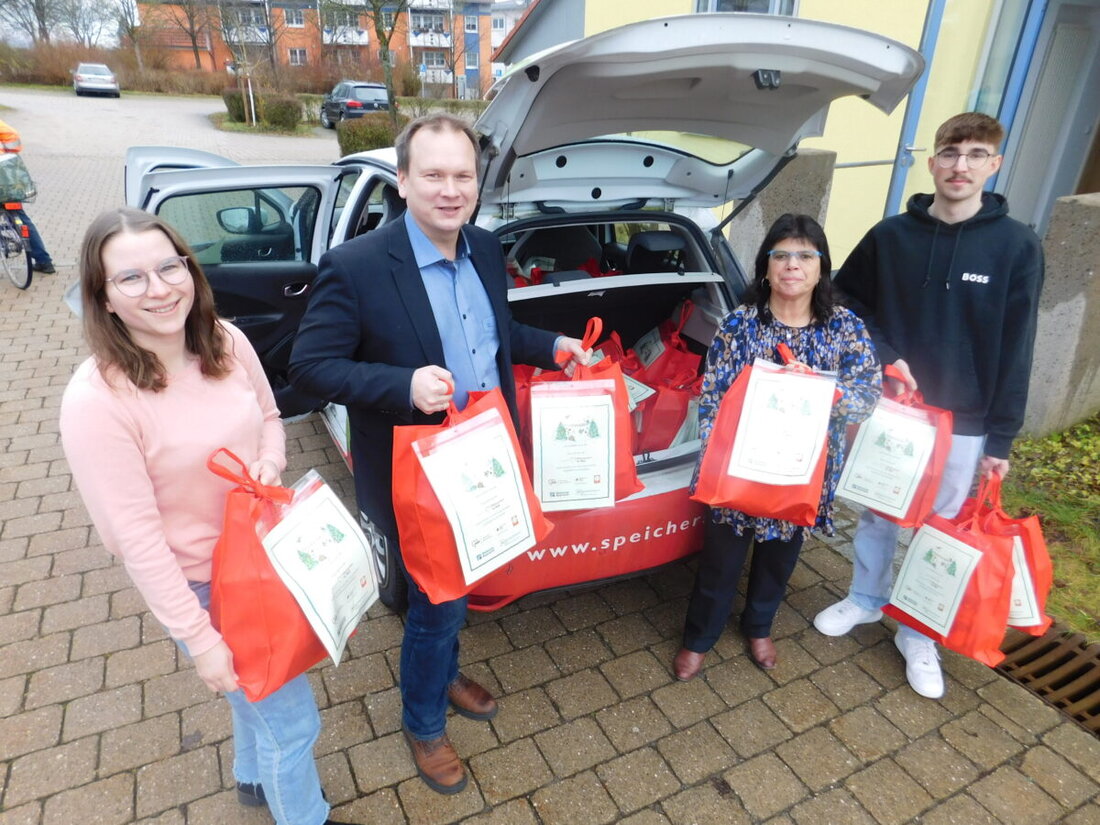 Speichersdorf. In der Gemeinde hat die Caritas Weihnachtsgeschenk-Tüten für 30 Familien und Senioren verteilt. Inhalt: Lebensmittel und Hygieneartikel.