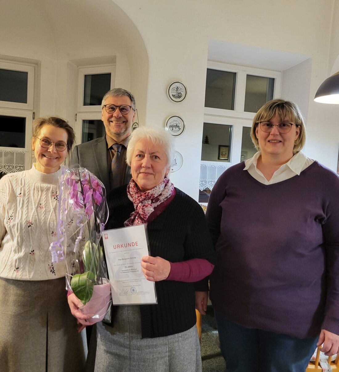 Tirschenreuth. Der Caritas-Hospizdienst hat drei Ehrenamtliche für 20 Jahre Begleitung am Lebensende geehrt. Bei der Weihnachtsfeier überreichte Vorstand Martin Kneidl die Auszeichnungen und dankte für ihr Engagement.