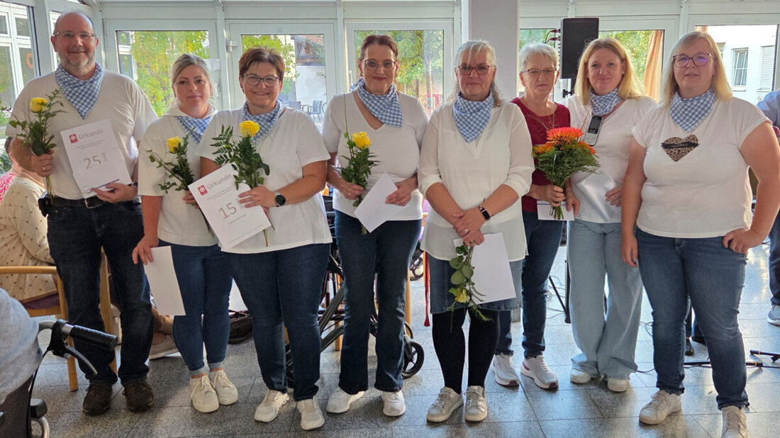 Pressath. Beim Oktoberfest im Caritas Alten- und Pflegeheim St. Josef herrschte zünftige Stimmung, zugleich ehrte die Einrichtung sieben Beschäftigte für ihr langjähriges Engagement – zusammen bringen sie 166 Dienstjahre mit.