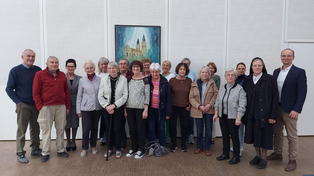 Weiden. Ein warmes Essen – und ein Platz am Tisch: Seit 2009 ist die Adventslicht-Speisung für bedürftige Menschen in Weiden ein wichtiger Treffpunkt. Jetzt beginnt ein neues Kapitel: Die Caritas übernimmt die Organisation, die Speisung zieht ins Pfarrheim St. Josef. Gründerin Dr. Renate Freuding-Spintler bleibt ihrem „Lebenswerk“ trotzdem treu. Am 15. Oktober startet die neue Saison.
