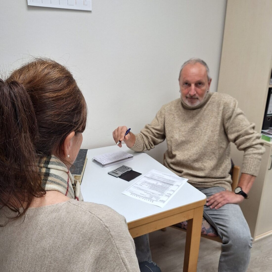 Tirschenreuth. Die Caritas Tirschenreuth-Wunsiedel warnt: Hohe Spritpreise treffen Verschuldete hart. Pendler mit mehreren Jobs geraten unter Druck; die Stelle berät auch zur Insolvenz und rechnet bis Jahresende mit mehr Fällen.