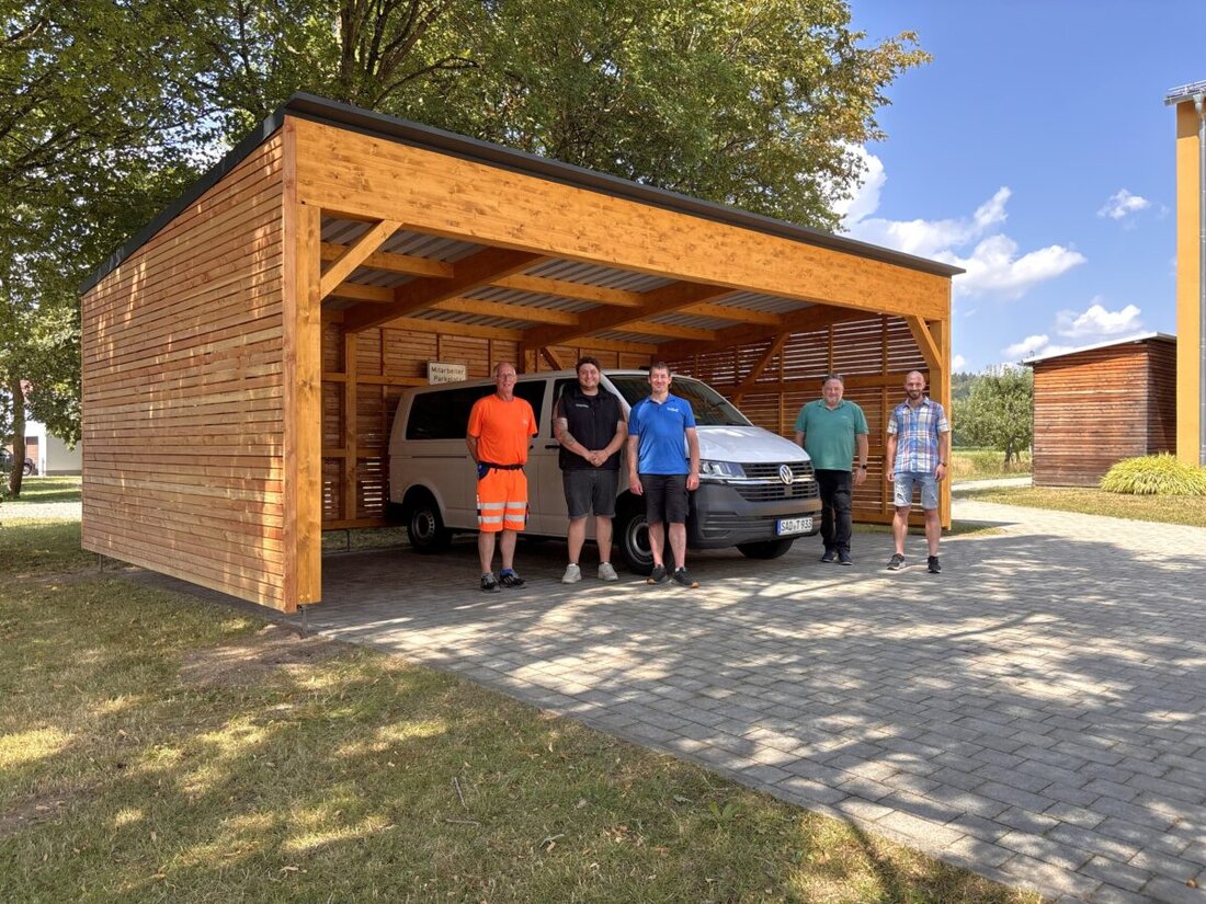 Teublitz. Das Bürgermobil der Stadt hat am Mehrgenerationenhaus einen neuen Carport erhalten und steht nun wettergeschützt bereit. Die Kosten betragen rund 21.000 €. Gebaut wurde er von S. Z. Knauer und Zimmerei Gleixner.