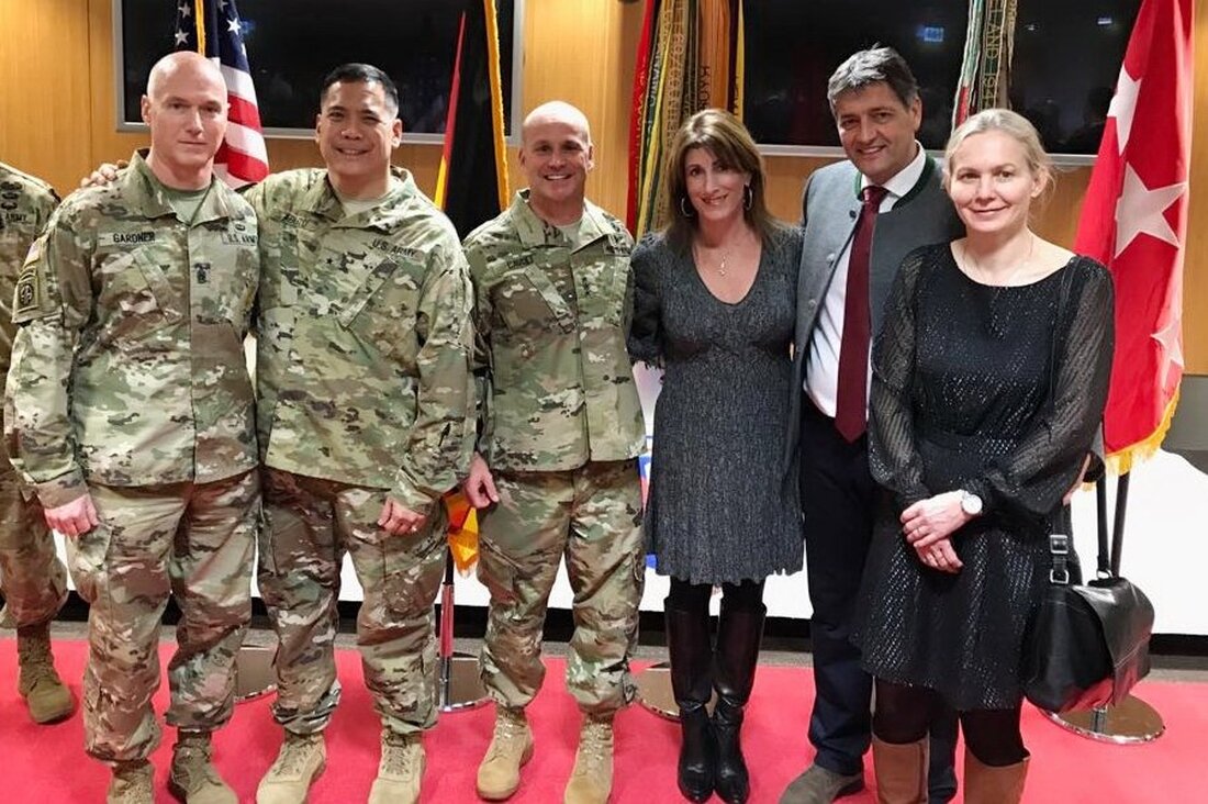 Wiesbaden/Grafenwöhr. Mit einem Korb bayerischer Spezialitäten empfingen Bürgermeister Edgar Knobloch und seine Frau Gabi Christopher und Christina Cavoli zurück in der „Heimat“. Der frischgekürte Dreisterne-General, Generalleutnant Christopher Cavoli, übernahm in [&hellip;]