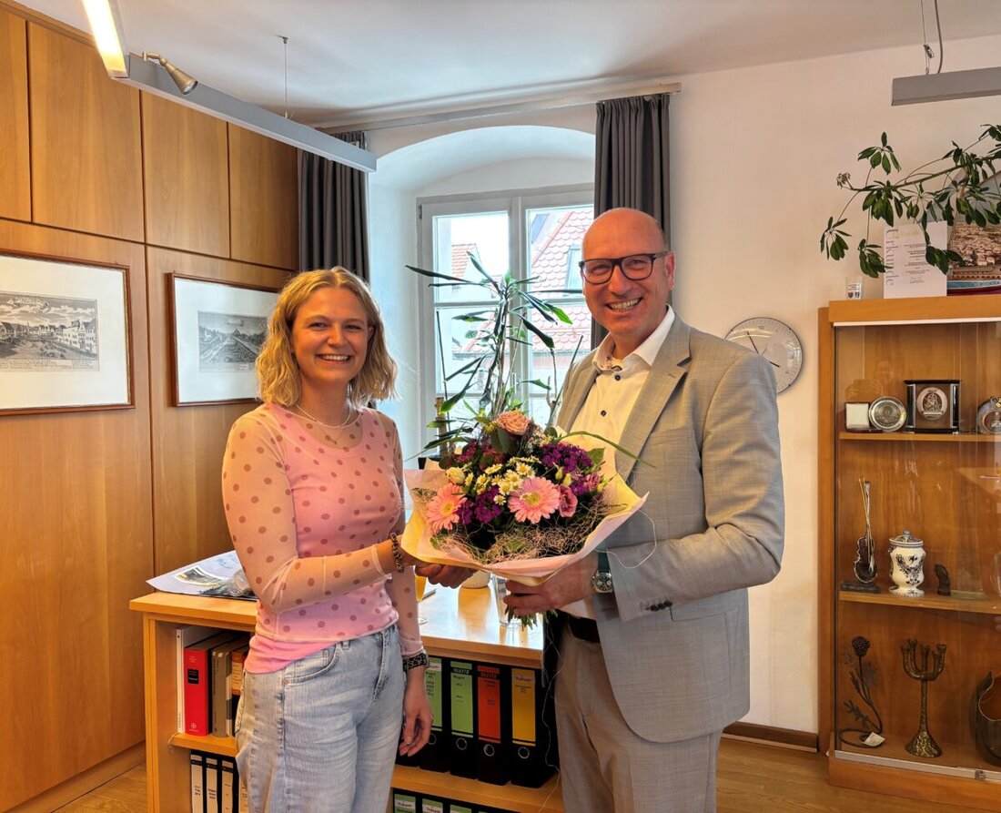Burglengenfeld. Celina Kranner hat den Beschäftigtenlehrgang I erfolgreich abgeschlossen. Dazu gratulierte Bürgermeister Martin Antretter. Sie übernimmt als stellvertretende Leiterin Verantwortung im Bürgerbüro.