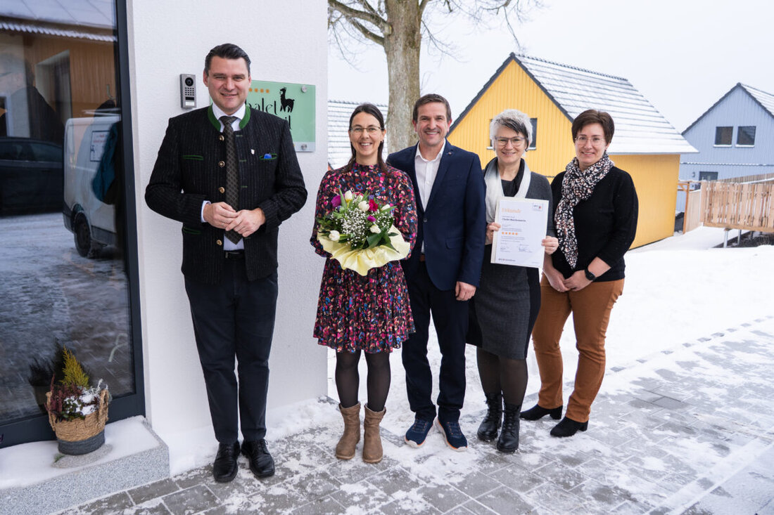 Dietersdorf. Die neuen Chalets Auszeit im Schönseer Land wurden vom Deutschen Tourismusverband mit fünf Sternen ausgezeichnet. Urkunden übergaben Landrat Thomas Ebeling, Bürgermeister Reinhard Kreuzer und Alexandra Beier.