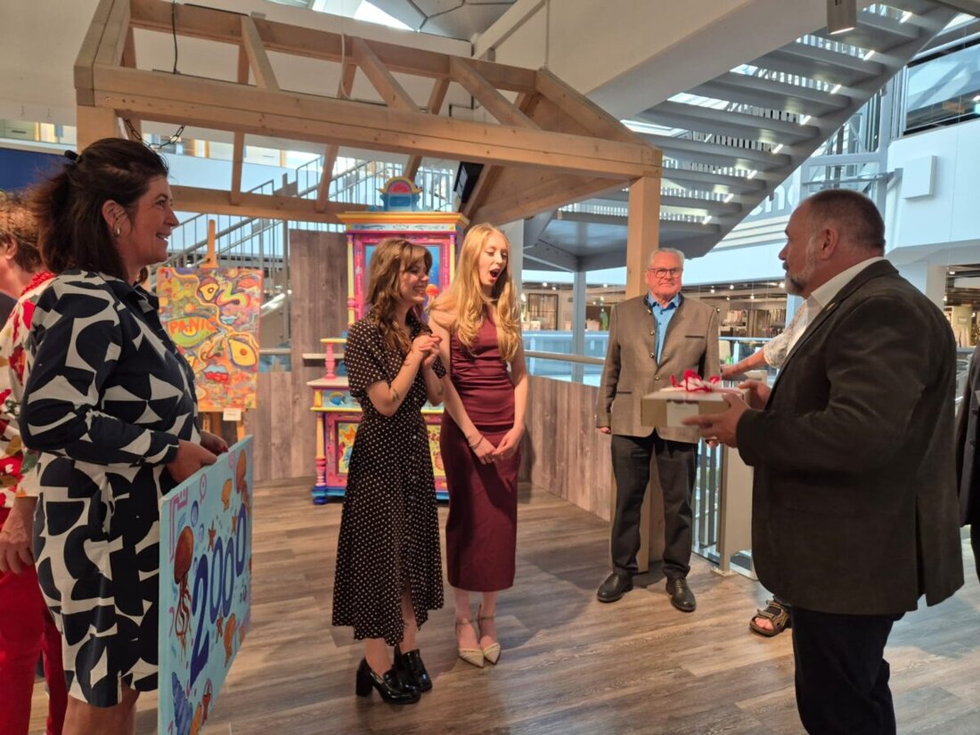 Tirschenreuth. Der Lions Club Tirschenreuth und Interliving Gleißner haben nach der Versteigerung eines handbemalten Kunstschranks 2.000 Euro an die Aktion Lichtblicke übergeben. Eva Reif und Tamara Clarke setzten Akzente.
