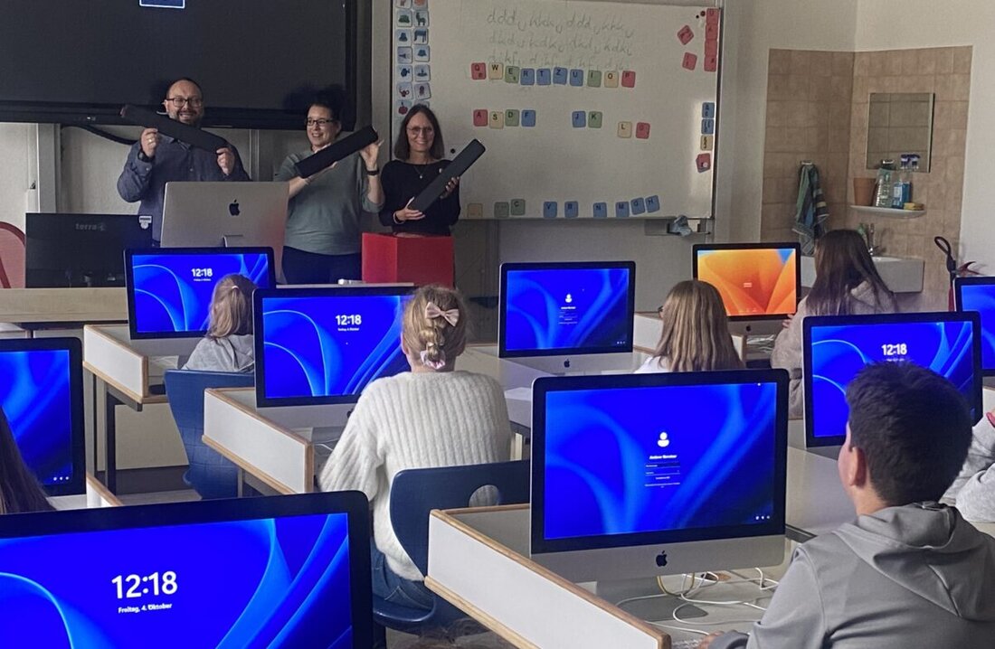 Kemnath. Cherry spendet ergonomische Palmrests an die Realschule Kemnath, was die Gesundheit der Schüler unterstützt und die regionale Wirtschaftsbeziehung hervorhebt.