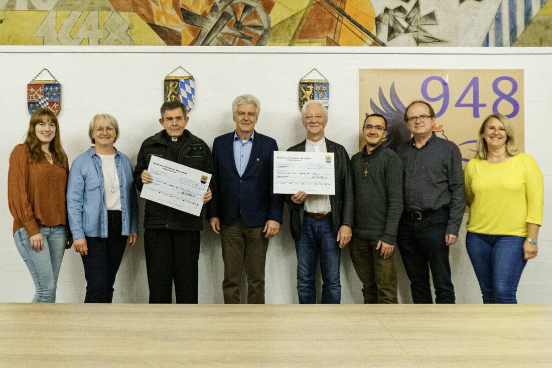 Floß. Der „Tag der Chöre“ bei den Sommerserenaden brachte Musik und Hilfe: Spenden und ein Zuschlag von Bürgermeister Lindner ermöglichten den katholischen und evangelischen Pfarrgemeinden je 400 Euro für ihre Pfarrheime.
