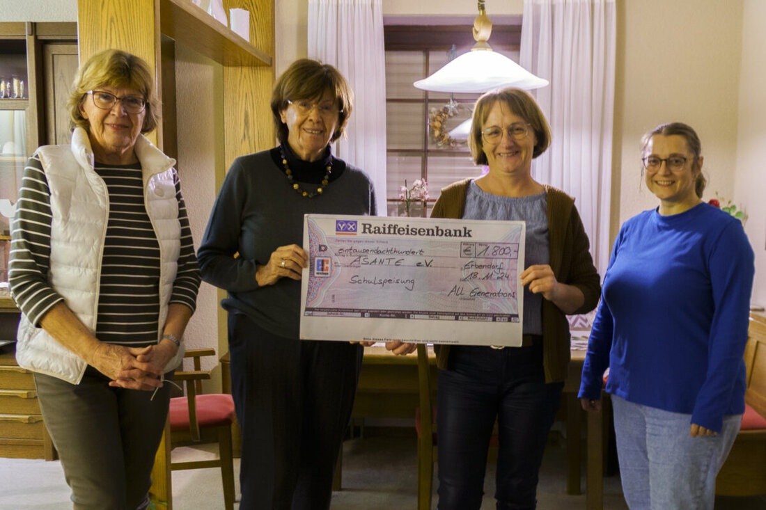 Die Chorleiterin von All Generations, Marion Elling-Birkhan, übergab 1800 Euro an Asante e. V. für Schulspeisungen in Kenia.