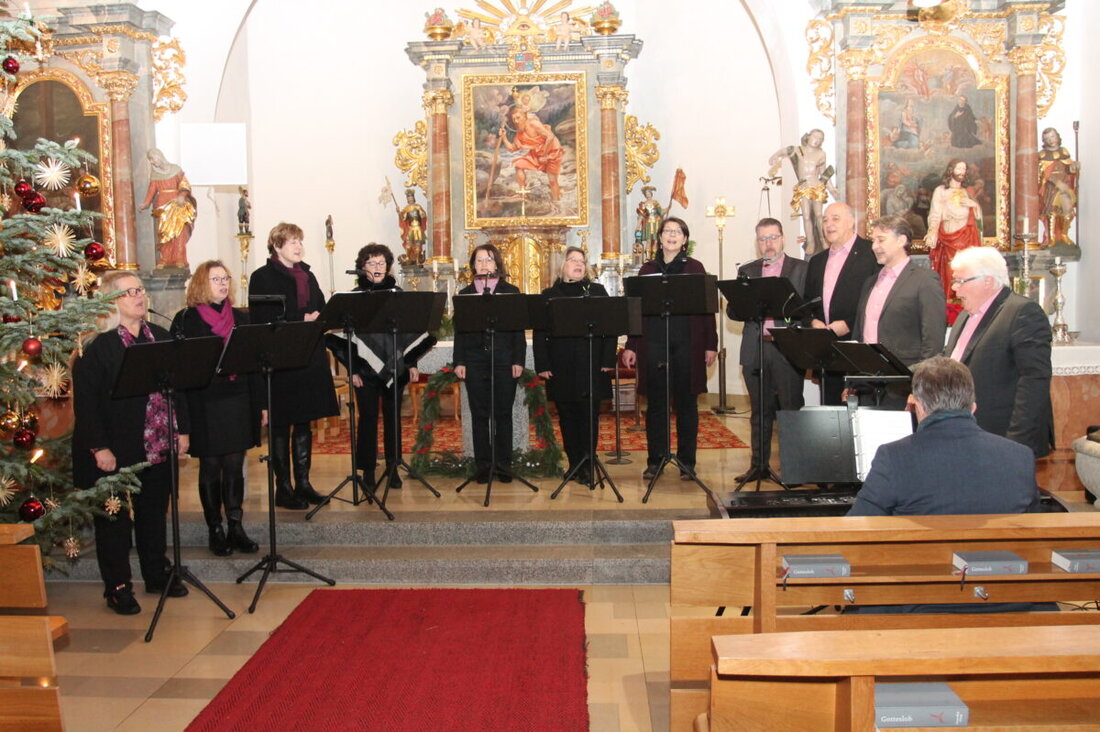 Neukirchen. Das Ensemble "ChorDiSono" begeisterte mit einem anspruchsvollen Weihnachtsrepertoire und erhielt stehenden Applaus. Die Erlöse der Konzerte kamen sozialen Einrichtungen in Weiden und Neustadt zugute.