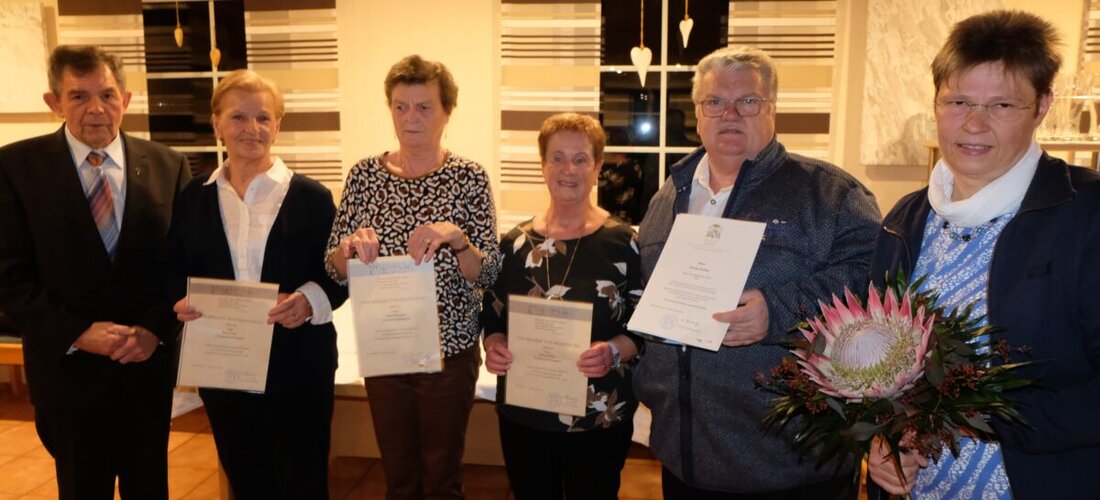 Floß. Beim Chorabend wurden langjährige Mitglieder des katholischen Kirchenchors geehrt, darunter ein Sänger mit über 75 Jahren Mitgliedschaft. Auszeichnungen umfassten die Bischofsurkunde in Gold und Silber sowie die Bischof-Sailer-Medaille.