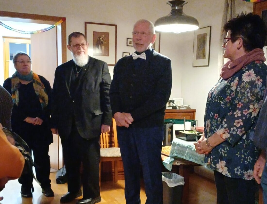 Pechbrunn. Chordirigent Karl-Heinz Brand feierte seinen 70. Geburtstag und blickt auf 30 Jahre als Leiter des Herz-Jesu-Kirchenchores zurück. Mit Chor, Pfarrer Robert Ploß und Freunden wurde musiziert und gedankt.