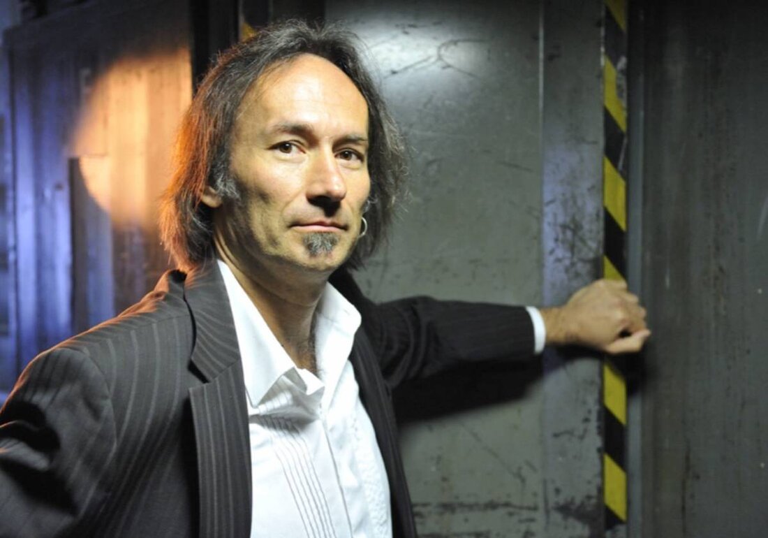 Amberg. Das Hotel Brunner veranstaltet im Amberg, Atelier Teufelsbäck ein Konzert mit dem Blues-Musiker Chris B., bekannt als Christian Jung. Die Besucher erwartet eine Mischung aus Blues, Jazz, Boogie Woogie und Soul mit kraftvollem Gesang und swingendem Groove. Tickets sind verfügbar auf okticket.de.