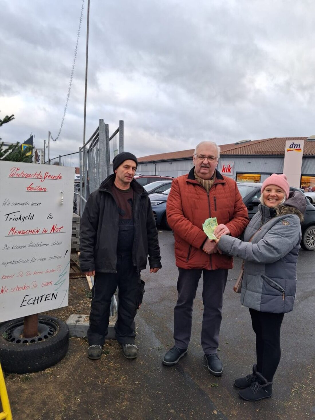 Weiden/Georgenberg. Eine Weihnachtsbaum-Aktion sorgte für große Resonanz: 64 Christbäume wurden verschenkt, finanziert durch Trinkgelder der Mitarbeiter. Der Erlös von 1.400 Euro ging an die Kinderkrebshilfe Oberpfalz Nord.