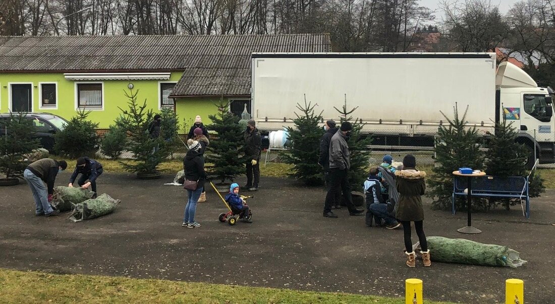 Luhe-Wildenau. Reges Treiben auf dem Kinderspielplatz hat in Luhe für viel Weihnachtsfreude gesorgt: Mit Christbäumen, Hilfsbereitschaft und einer Spende für den guten Zweck.  Zum ersten Mal hat die Luher Siedlergemeinschaft [&hellip;]