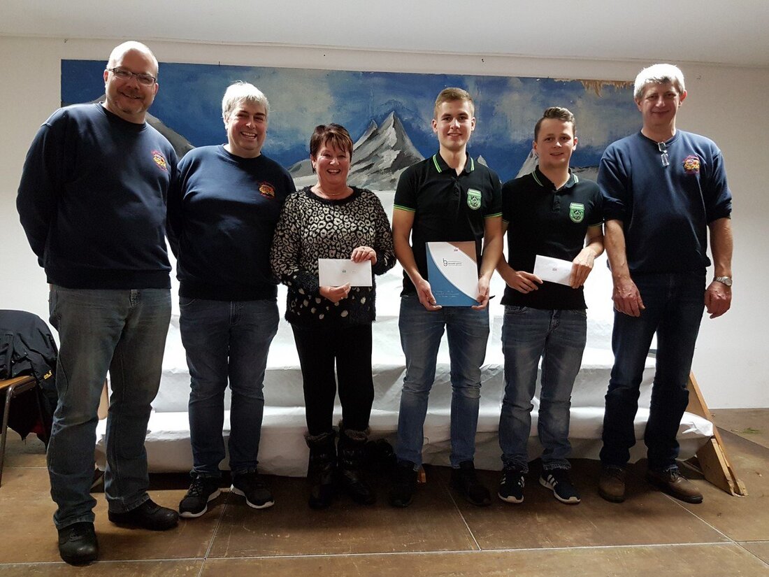 Püchersreuth. Als „vollen Erfolg“ wertete die Feuerwehr Püchersreuth ihre Christbaumversteigerung mit Tombola. Bei der großen Zahl der Besucher hatte erster Vorsitzender Peter Beck als Versteigerer keine Mühe die Äste mit [&hellip;]