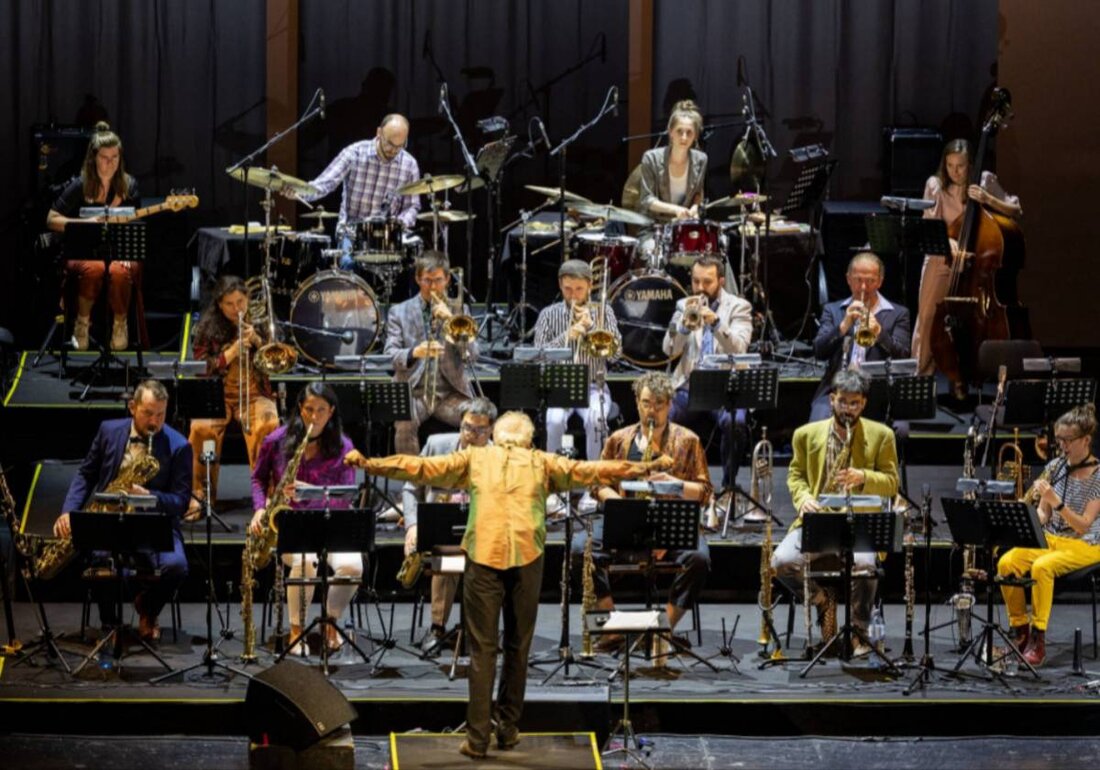 Weiden. Der Jazz-Zirkel Weiden veranstaltet am 12. September 2025 ein Konzert mit Christian Muthspiel & Orjazztra Vienna in "Weiden, Die Sünde – Ort für Kulturgeschehen", ein Highlight mit orchestralem Jazz im Jubiläumsjahr. Tickets sind auf okticket.de erhältlich, wo die Leistung von 18 Musikern, die die Bilderwelten Federico Fellinis musikalisch zum Leben erwecken, präsentiert wird.