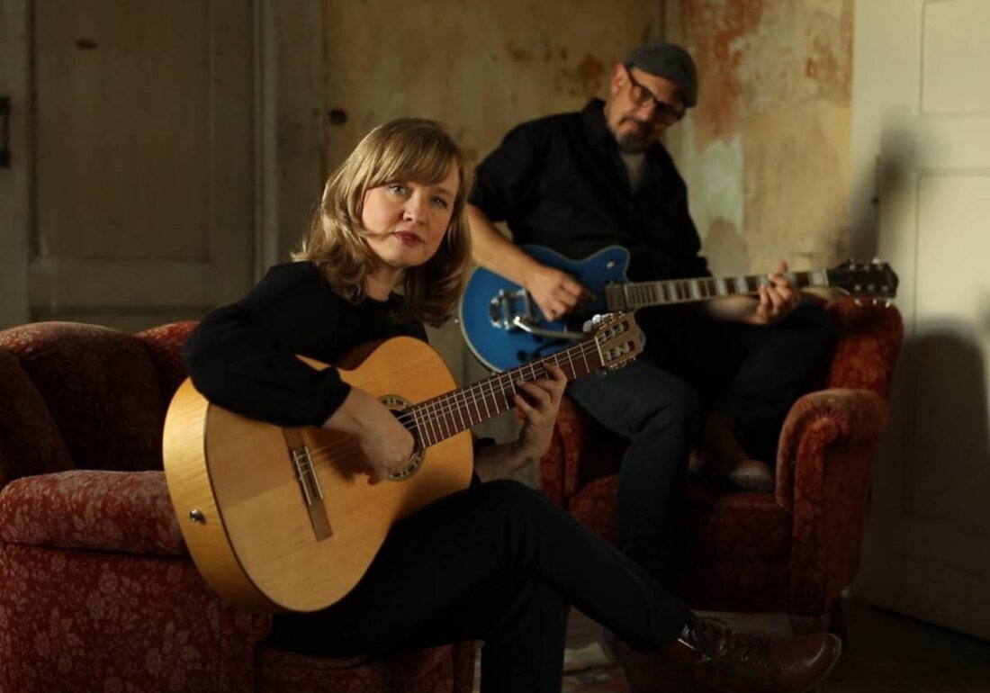 Waldsassen. Im Kunsthaus Waldsassen präsentieren Christina Lux & Oliver George am 24. Mai 2025 um 19.30 Uhr ein Konzert, das durch Lux' warme, große Stimme und feinsinnige Texte sowie George's feinen Gespür für Musik geprägt ist. Tickets sind auf okticket.de erhältlich.