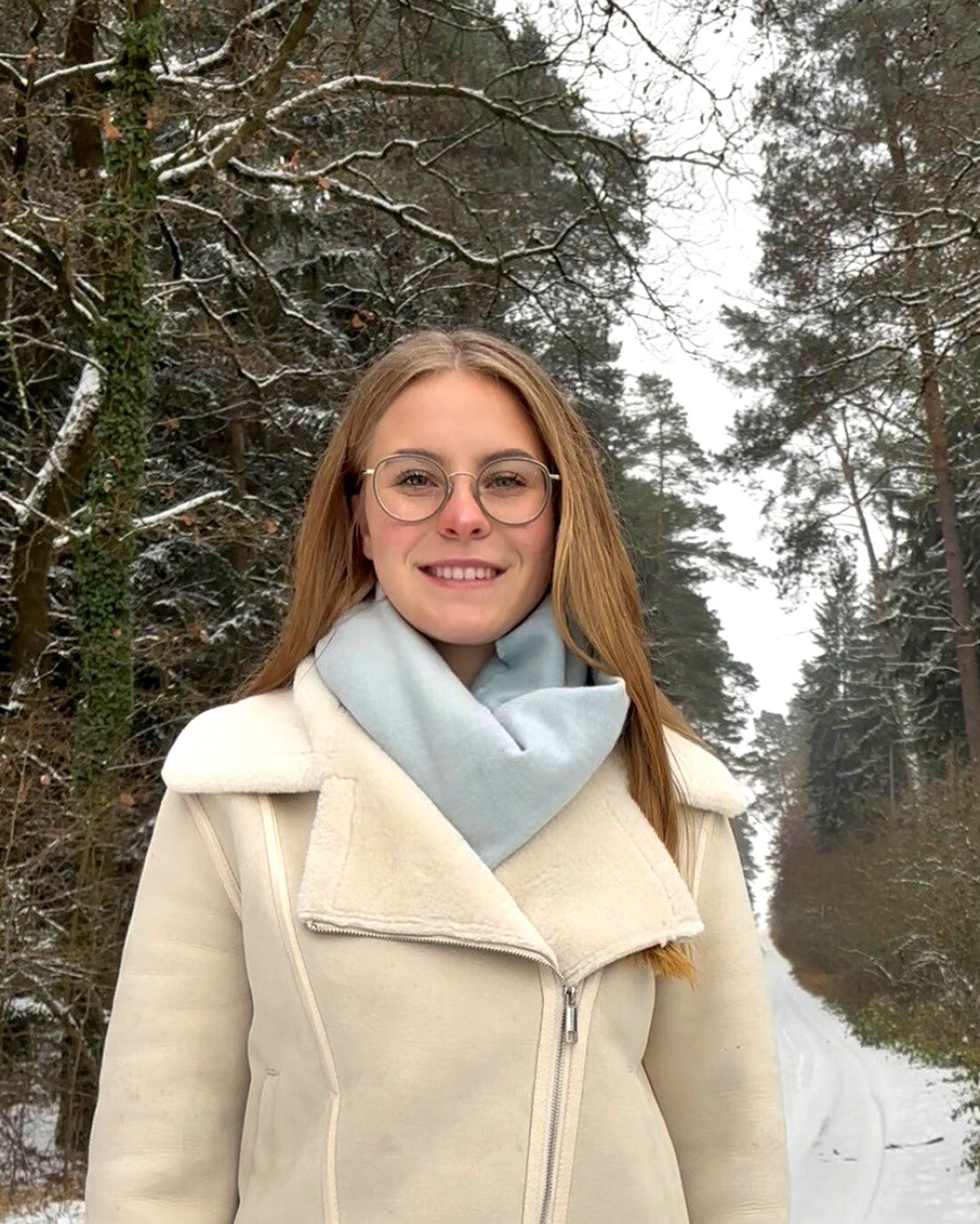 Maxhütte-Haidhof. Das Christkind 2025 steht fest: Eva Reichel, 22, kehrt auf den Maxhütter Weihnachtsmarkt zurück. Sie studiert Architektur und ist am 13. und 14. Dezember mit vier Engeln vor Ort.