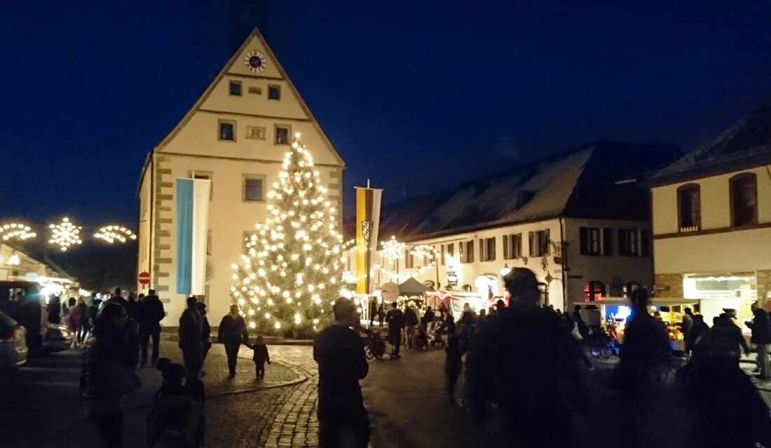 Grafenwöhr. Heute sollte man sich ab 18.30 Uhr unbedingt freihalten. Warum? Für den Grafenwöhrer Adventsmarkt natürlich!  Von Doris Mayer-Englhart Zuerst präsentieren die Fußballer des SV Grafenwöhr einige Weihnachtslieder. Mit einer [&hellip;]