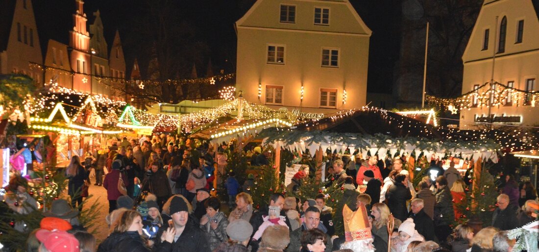 Weiden. Auf dem Weidener Christkindlmarkt hat ein Taschendieb eine Weihnachtsmarktbesucherin beraubt. Die Polizei sucht Zeugen.  Gegen 18 Uhr stattete die Weidenerin (49) dem Weidener Christkindlmarkt einen Besuch ab und blieb dort [&hellip;]