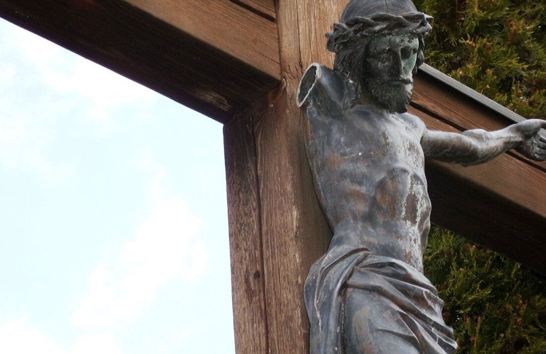 Windischeschenbach. Jemand hat die Heiland-Figur bei der Stadtpfarrkirche „St-Emmeram“ beschädigt. Wer ist für den Schaden verantwortlich? 
