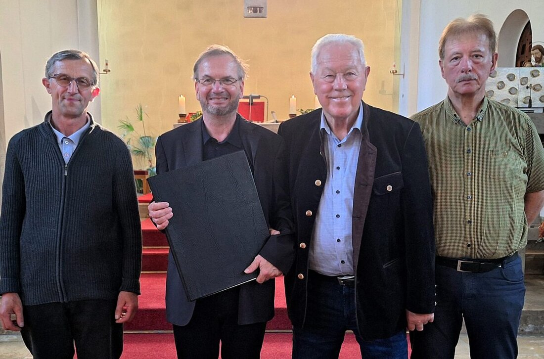 Weiden. In einer schlichten, beinahe stillen Feierstunde hat Josef Gruber, ehemals Maurermeister von Bechtsrieth, eine von seinem Vater und ihm verfasste Chronik der Pfarrei überreicht, ein Zeitzeugnis aus erster Hand, das nun treu verwahrt im Pfarrarchiv Bechtsrieth liegt und dort eingesehen werden kann. 