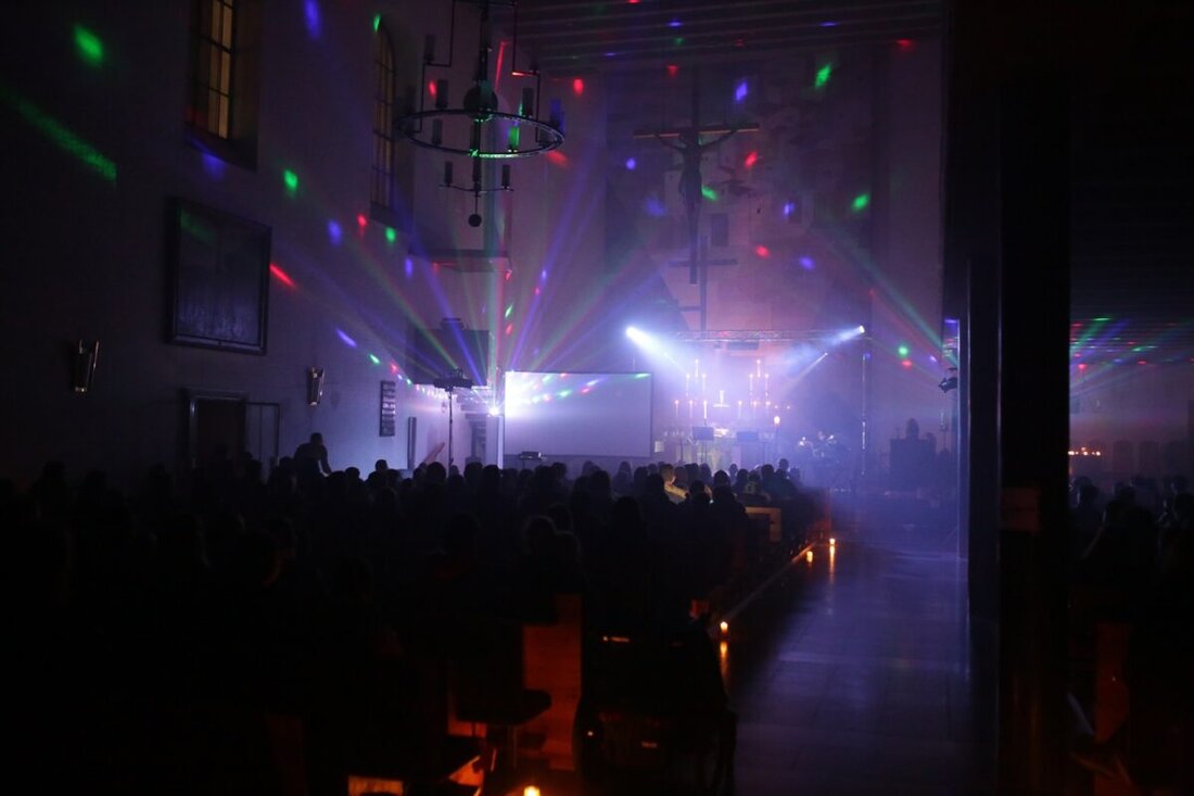 Die "ChurchNight 2024" steht unter dem Motto "Spiegelverkehrt" und findet an drei Orten in Schwandorf, Amberg und Rosenberg statt. Veranstaltungen bieten Gottesdienste, Musik und Aktionen für Jugendliche, organisiert von ehrenamtlichen Teams.