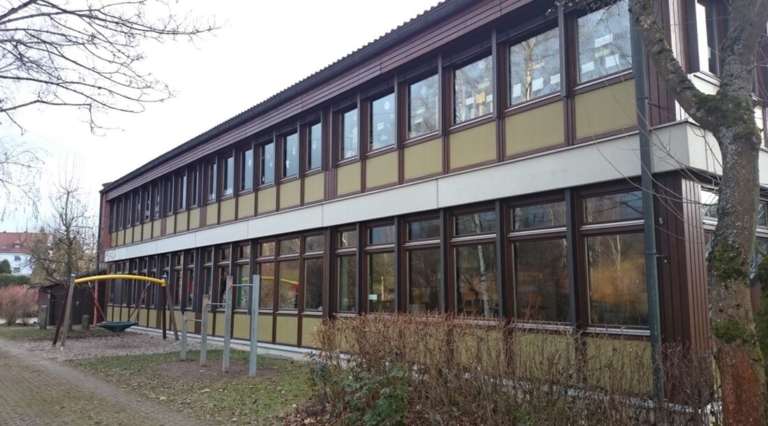 Weiden. Randalierer haben an der Clausnitzer-Schule ihr Unwesen getrieben.  Laut Polizei haben Unbekannte dort an einem Geräte- und Spielzeugschuppen der Clausnitzer-Schule ein Fensterladen beschädigt. Der Sachschaden liegt bei rund 100 Euro. [&hellip;]