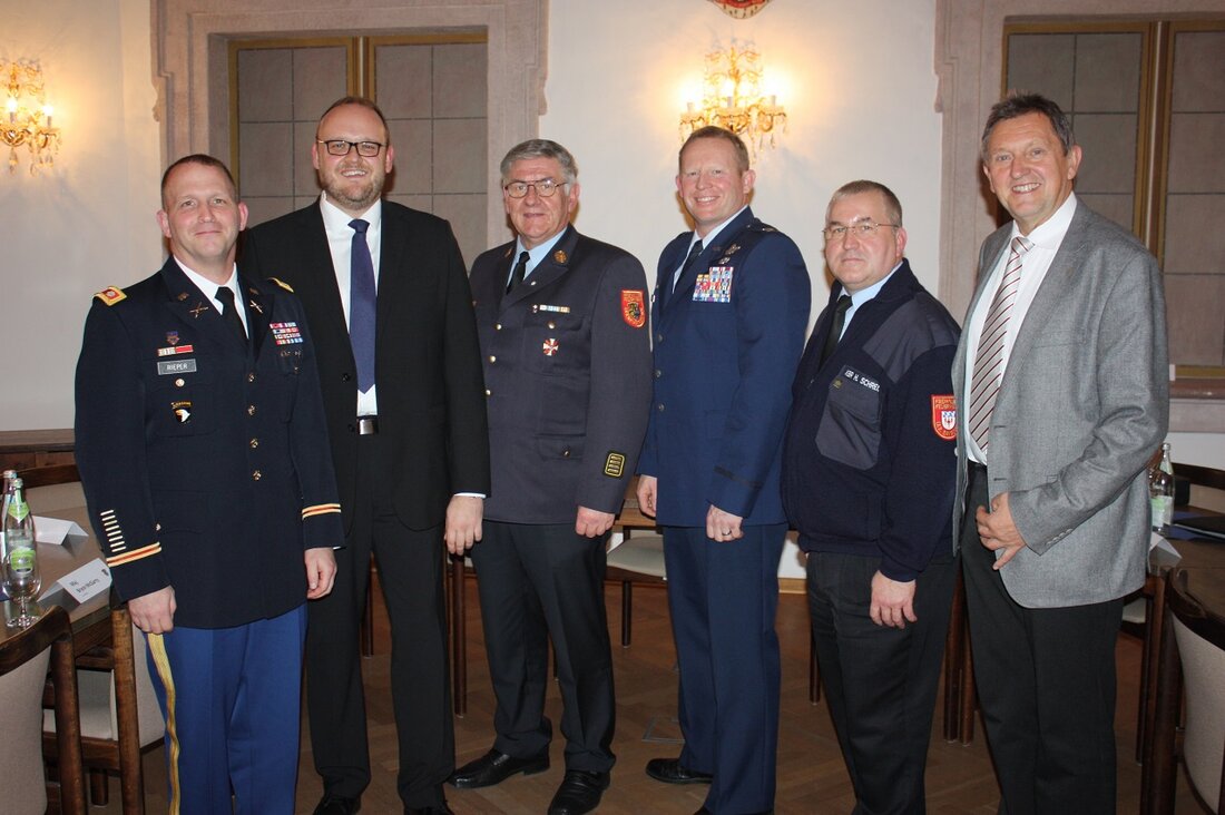 Neustadt/WN. Kürzlich trafen sich Vertreter der US-Streitkräfte, der Landratsämter Neustadt und Bayreuth und der Feuerwehren im Landratsamt, um die Einsatzabläufe des F16-Absturzes im August und deren Konsequenzen zu diskutieren. Am [&hellip;]