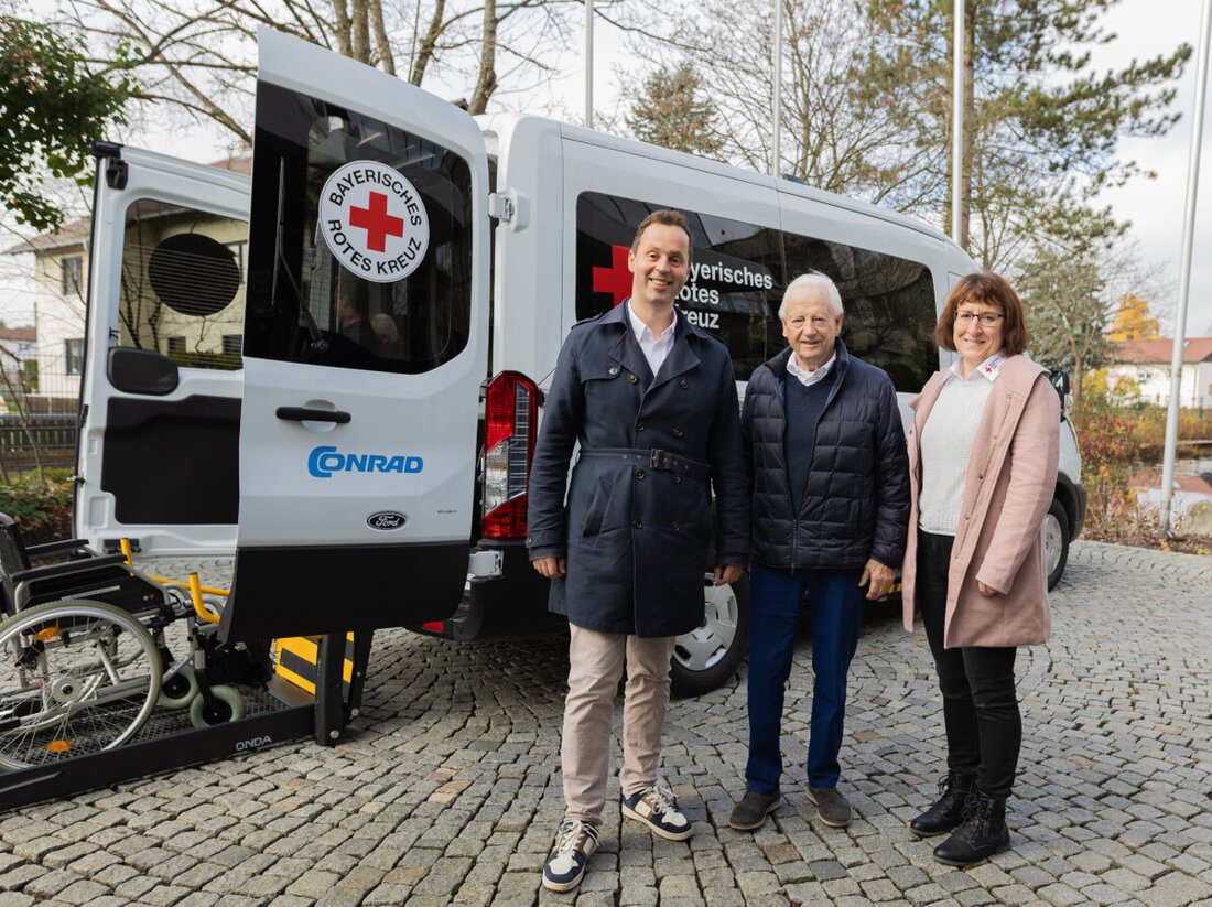 Hirschau. Die Tagespflege St. Barbara des BRK-Kreisverbands Amberg-Sulzbach in Hirschau erhält ein neues Fahrzeug für den Einsatz im täglichen Fahrdienst. Die Klaus und Gertrud Conrad-Stiftung unterstützt die Anschaffung des Ford Transit mit einer Spende von 50.000 Euro. Am 6. November wurde der Bus mit acht Sitzplätzen offiziell übergeben.