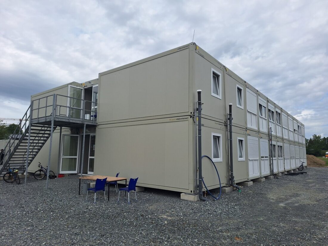 Kemnath/Plößberg. Der Landkreis Tirschenreuth hält Wort: Wie es den Kommunen zugesagt wurde, werden die beiden Containerunterkünfte für Geflüchtete in Kemnath und Plößberg zum 30. November 2025 aufgelöst. Ab 1. Dezember 2025 wohnen dann keine Personen mehr in den Containern. Der vollständige Rückbau wird bis März 2026 (Kemnath) beziehungsweise Mai 2026 (Plößberg) dauern.