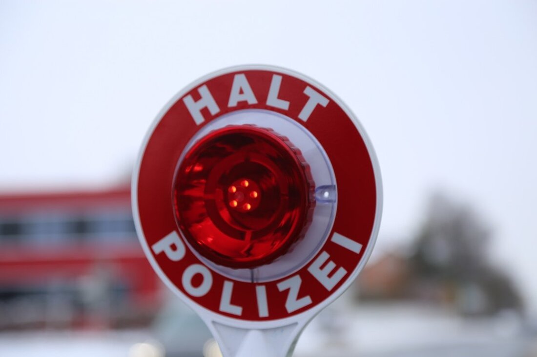 Waidhaus. Die Grenzpolizei Waidhaus fand bei Kontrollen einen Schlagring und Droge sowie eine gefälschte Fahrerqualifikationskarte in einem Kleintransporter.