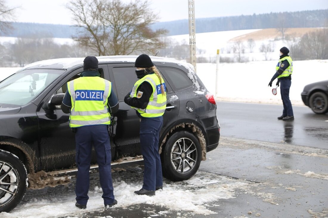 Waldsassen. Die Polizei kontrollierte gestern erneut verstärkt Einreisende aus Tschechien. Schwerpunkt der Kontrollen waren auch diesmal wieder Corona-Tests. Aber auch am Wochenende konnten die Beamten einige antreffen, die sich nicht [&hellip;]