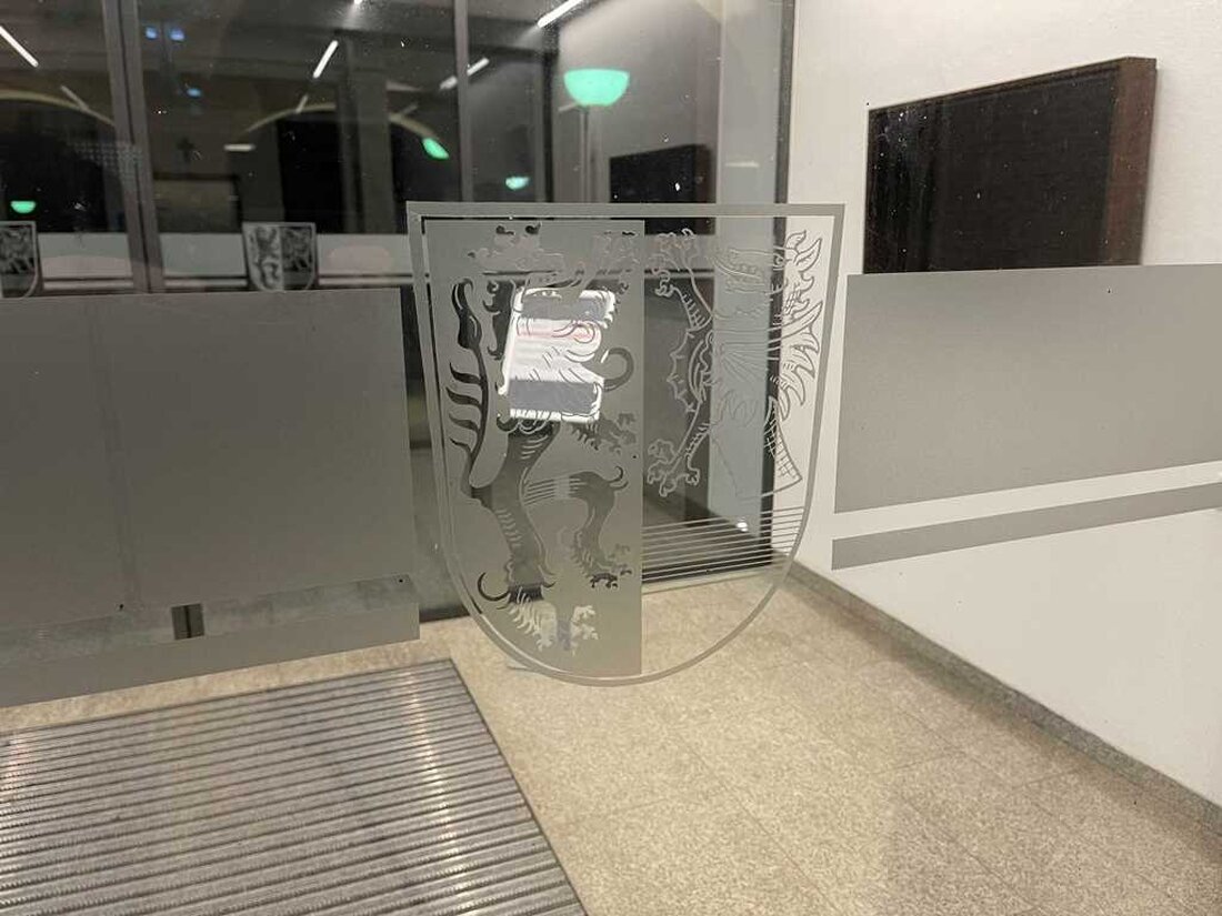 Tirschenreuth. Das Landratsamt Tirschenreuth steht den Bürgerinnen und Bürgern weiterhin nur mit einem eingeschränkten Dienstbetrieb zur Verfügung. Die Bürgerinnen und Bürger werden gebeten, mit den Arbeitsbereichen bzw. Sachbearbeitern grundsätzlich nur [&hellip;]