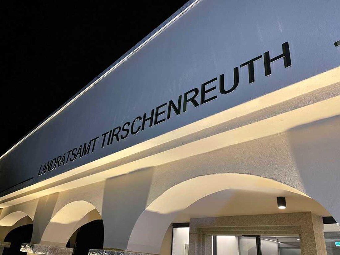 Tirschenreuth. Der Inzidenzwert im Landkreis Tirschenreuth ist weiter hoch. Jetzt sind 44 neue Corona-Fälle in einer Gemeinschaftsunterkunft für Asylbewerber aufgetreten. 44 positive Fälle sind bei einer Reihentestung der knapp 100 [&hellip;]