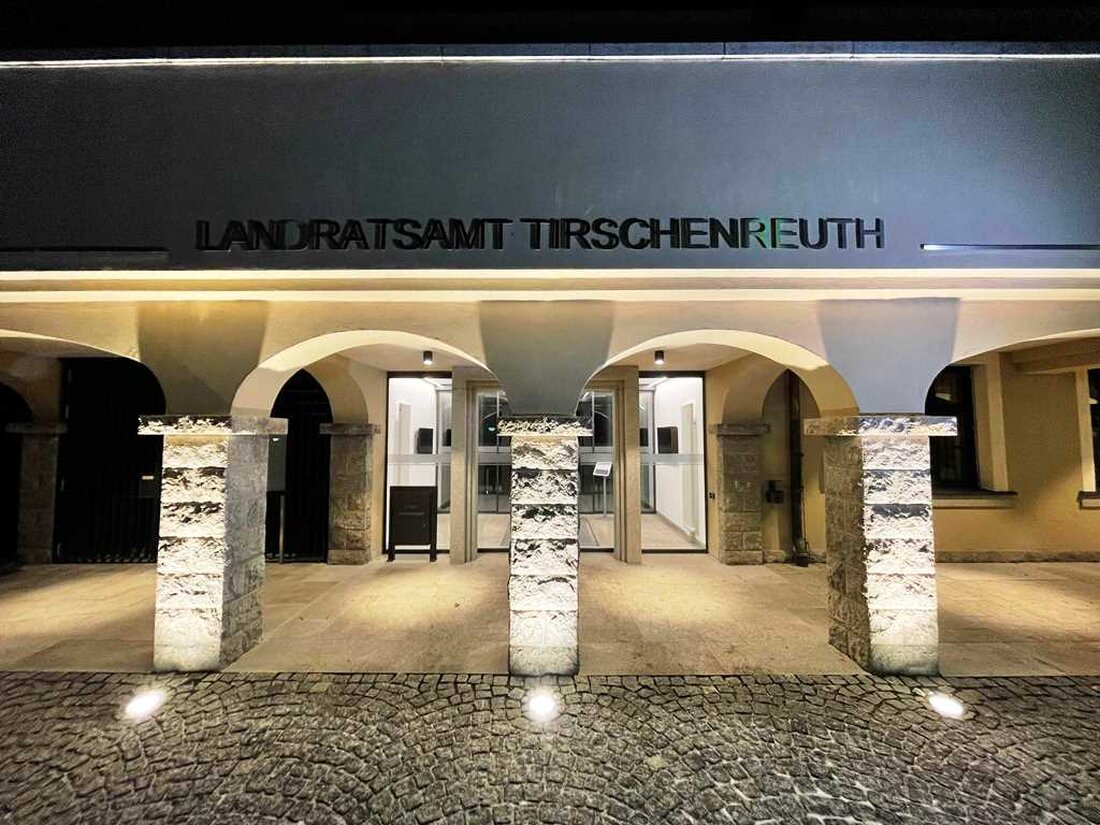 Tirschenreuth. Aufgrund der aktuellen 7-Tage-Inzidenz von 291,5 (Stand: 26.2.) bleiben die Kindertageseinrichtungen und Schulen im Landkreis Tirschenreuth weiterhin geschlossen.
