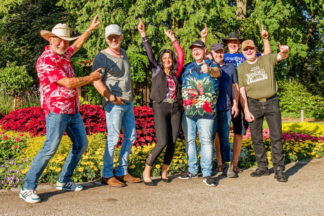 Neustadt/WN. Die 4. Serenade am 17. Juli in der Freizeitanlage steht unter dem Motto Country-Musik unter freiem Himmel, wobei die Mountaineros für Unterhaltung sorgen. Es gibt kühle Getränke sowie Bratwurst- und Steaksemmeln, und weitere musikalische Veranstaltungen folgen bis zum 14. August.