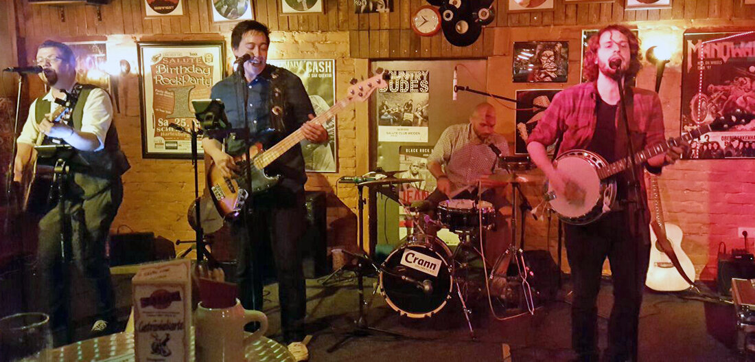 Rothenstadt. Sie hatten im Vorfeld nicht zu viel versprochen – die „Country Duds“ aus Burglengenfeld. Als sie nämlich am Donnerstagabend trotz hochsommerlicher Temperaturen anschickten, auf der Kneipenbühne des Rockmusikclubs „Salute“ [&hellip;]