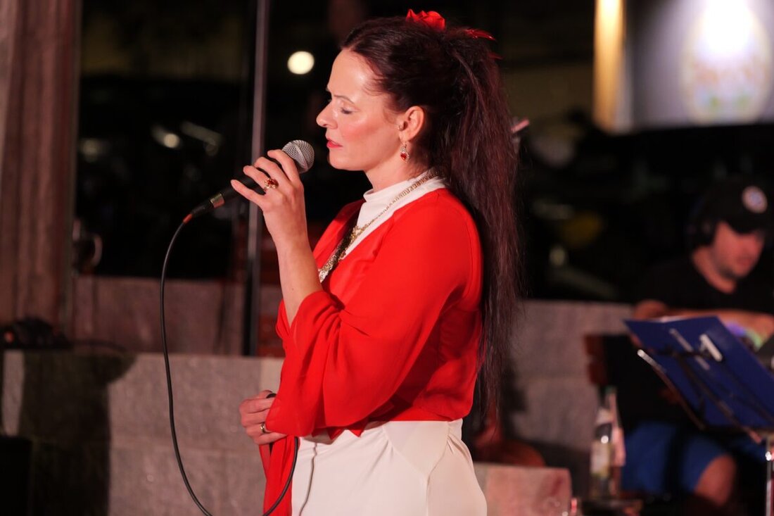 Stulln. Am 21. März servierte das OVIGO Theater im Gasthof Bodensteiner sein Musical-Dinner Dinner mit Singer. Crashkurs für Liebeslieder verband Menü, Live-Band und starke Stimmen; das Publikum entschied sogar über Versionen.