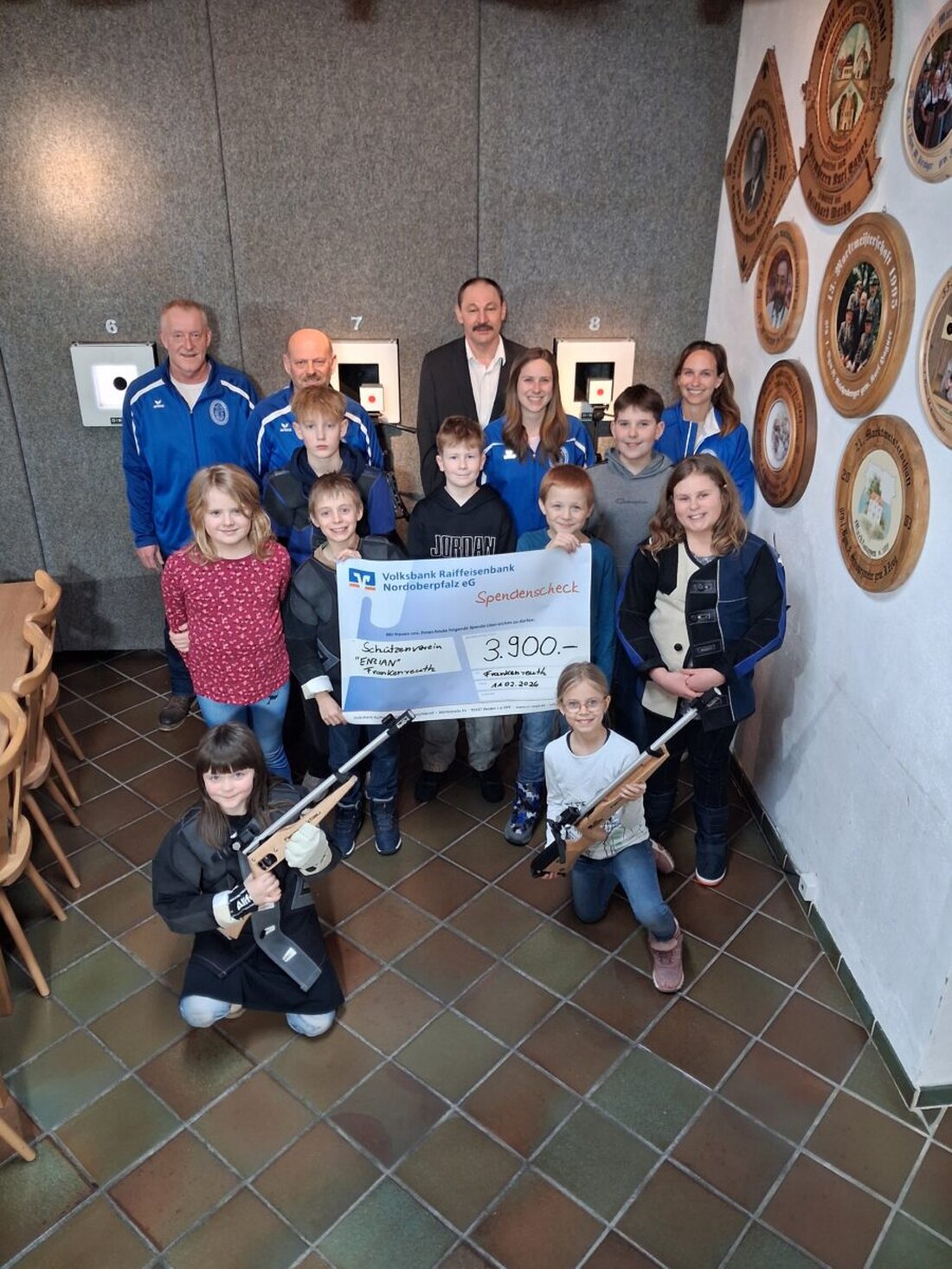 Waidhaus. Der Schützenverein „Enzian“ Frankenreuth schließt sein Crowdfunding für die Jugendförderung erfolgreich ab und stärkt damit die Jugendarbeit. 3.900 Euro fließen in zwei Lasergewehre für eine sichere Einführung.